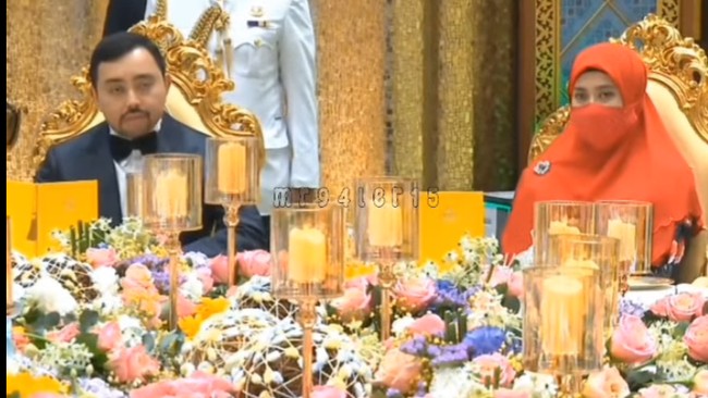 Dari pernikahannya dengan Pangeran Abdul Malik, Raabiatul dikaruniai empat orang putri yang lahir pada 2016, 2018, 2020 dan 2025. Pada berbagai kesempatan saat menghadiri acara resmi Kerajaan Brunei, Raabiatul Adawiyyah kerap tampil menutupi wajahnya dengan masker. Foto: Dok. Instagram mr94ler15 (Fan Page)
