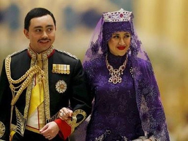 Melalui pernyataan resmi, Sultan Brunei Hassanal Bolkiah mencabut gelar kerajaan dari Pengiran Raabi’atul Adawiyyah. Wanita 33 tahun itu juga kehilangan status sebagai Yang Mulia. Ia dianggap melakukan tindakan ‘tidak pantas’ bagi istri anggota keluarga kerajaan. Foto: Dok. Reuters