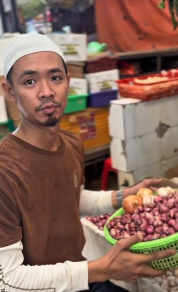 Penjual pasar yang viral Sosok penjual ayam hingga bawang di pasar yang viral