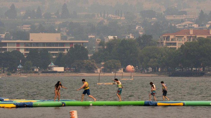 Kebakaran hutan Bald Range melanda kawasan sekitar Penticton, British Columbia, Kanada, Minggu (9/8/2026). Kobaran api membuat sejumlah wilayah diselimuti asap tebal. REUTERS/Paige Taylor White