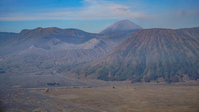 Suasana kawasan Gunung Bromo tanpa pengunjung di kawasan Taman Nasional Bromo Tengger Semeru (TNBTS), Kabupaten Probolinggo, Jawa Timur, Senin (10/8/2026). Balai Besar TNBTS menutup seluruh akses masuk kawasan wisata Bromo sejak Sabtu (8/8/2026) pukul 22.00 WIB akibat perkembangan kebakaran hutan dan lahan, sebagai upaya menjaga keselamatan wisatawan serta mendukung proses penanganan kebakaran. ANTARA FOTO/Irfan Sumanjaya/nz