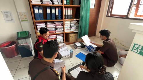 Penyidik Bidang Pidsus Kejari Tabanan menggeledah Dinkes Tabanan terkait korupsi anggaran BBM, pelumas, makan, dan minum, Senin (10/8/2026). (Dok. Kejati Tabanan)