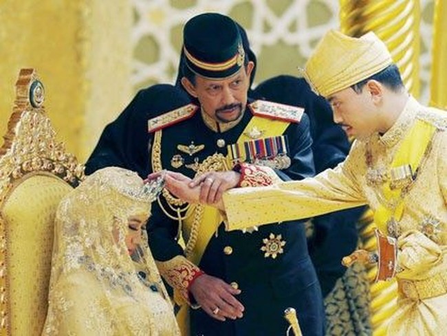 Tidak dijelaskan secara spesifik tindakan apa yang dilakukan Raabi’atul hingga membuat gelarnya dicabut. Muncul rumor bahwa keputusan ini berkaitan dengan kemungkinan perceraian. Raabiatul sudah menikah 10 tahun dan memiliki empat anak. Foto: REUTERS