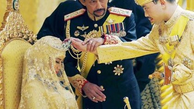 Pada April 2015, Raabiatul dipersunting oleh putra ketiga Sultan Hassanal Bolkiah, Pangeran Abdul Malik, setelah pengumuman pertunangan pada Januari 2015. Rangkaian Royal Wedding megah ini berlangsung selama 11 hari dan dihadiri oleh para sultan serta pejabat dari berbagai negara. Foto: REUTERS