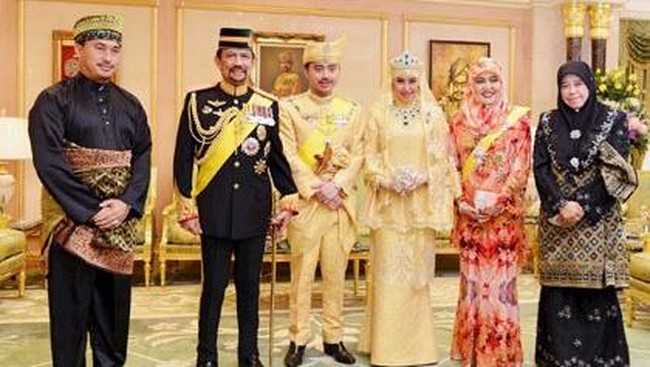 Raabi’atul dikenal aktif dalam kegiatan keagamaan sejak kecil, terutama kompetisi membaca Alquran. Pada 2005 saat masih berusia 13 tahun, dia mewakili sekolahnya mengikuti lomba membaca Alquran. Sedangkan pada tahun 2008, Raabiatul mengikti lomba Skim Tilawah Alquran Remaja dan kompetisi nasional Dikir Dabaiie antara sekolah menengah di seluruh Brunei. Ia juga pernah menjadi finalis Miss Muslimah Brunei dan Miss World Muslimah 2013. Foto: REUTERS