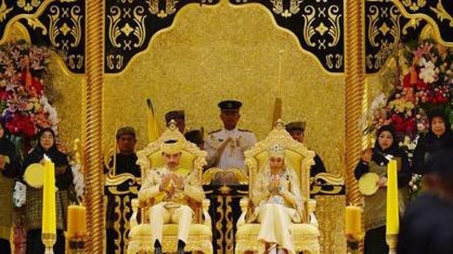 Saat pesta pernikahan, Raabiatul tampil mengenakan sepatu berhiaskan kristal rancangan desainer ternama Christian Louboutin. Selain itu, hijabnya dihiasi tiara bertahtakan berlian dan enam batu permata zamrud pinjaman dari Ratu Saleha, serta membawa buket bunga yang terbuat dari permata. Foto: REUTERS