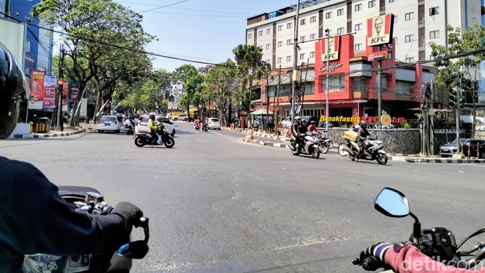 Persimpangan Jalan Pajajaran-Jalan HOS Cokroaminoto yang marak terjadi pelanggaran lalu lintas