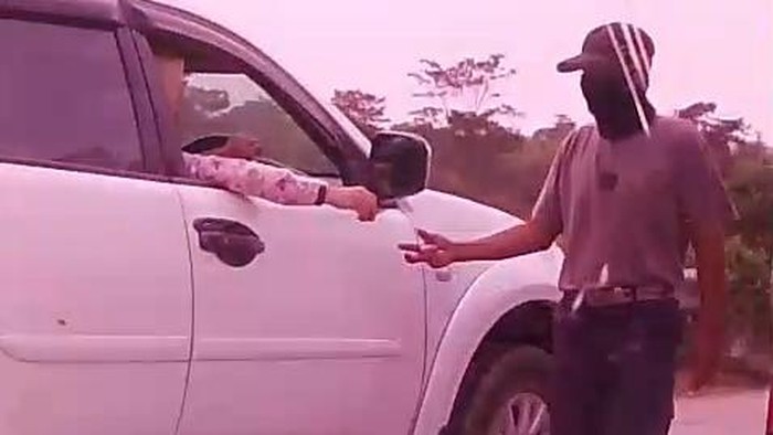 Petugas di pintu Tol Musi Landas diduga menerima uang dari pengendara