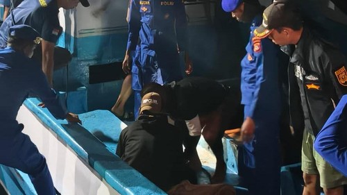 Petugas gabungan mengevakuasi jenazah ABK KM Nurul Hikmah 02 dari laut Flores Timur, Nusa Tenggara Timur (NTT), Senin (10/8/2026). (Dok. Kantor UPP Kelas II Larantuka)