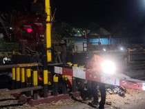 Mahasiswa Abadi Jogja Ngamuk Rusak Palang Perlintasan KA hingga Cabut Bendera