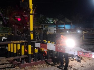 Mahasiswa Abadi Jogja Ngamuk Rusak Palang Perlintasan KA hingga Cabut Bendera