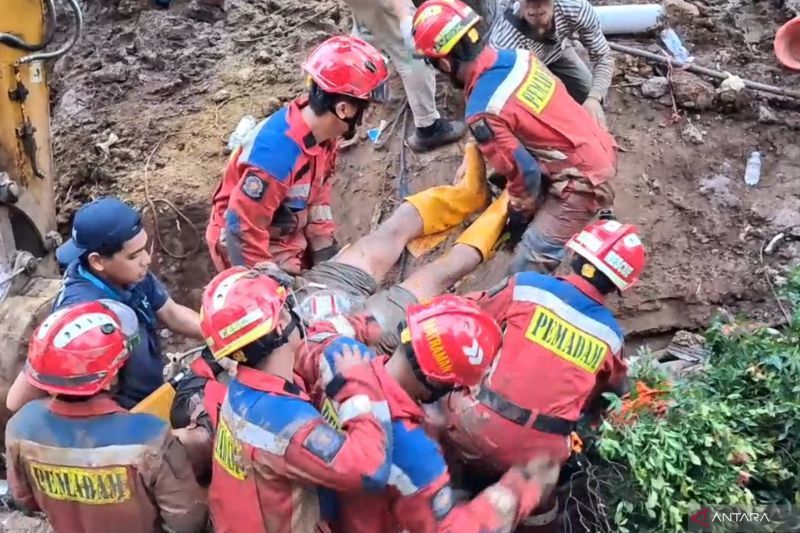 Petugas Suku Dinas Penanggulangan Kebakaran dan Penyelamatan (Gulkarmat) Jakarta Timur (Jaktim) mengevakuasi dua pekerja proyek normalisasi saluran air yang tertimpa material beton turap di Jalan D.I. Panjaitan, Cipinang Cempedak, Jatinegara, Jakarta Timur, Minggu (9/8/2026). (ANTARA/Siti Nurhaliza)