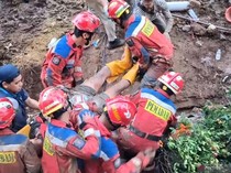 2 Pekerja Proyek Tertimpa Beton Turap di Jaktim, Alami Luka di Kepala