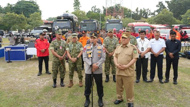 Polda Riau bersama TNI dan Pemrov menggelar apel kesiapsiagaan penanganan karhutla di Mapolda Riau, Senin (10/8/2026).