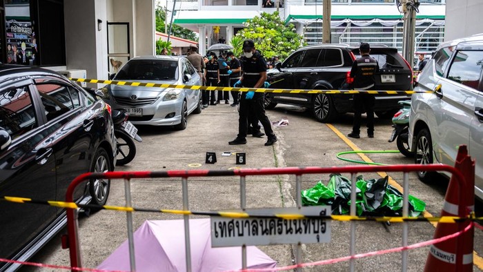Polisi forensik memeriksa lokasi penembakan di kompleks gedung pemerintah Provinsi Nonthaburi di Thailand (REUTERS/Arnun Chonmahatrakool)