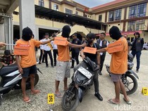 Amukan Keluarga di Toraja Utara Hajar Pembunuh Remaja Saat Rekonstruksi