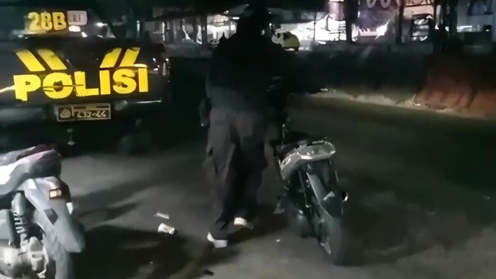 Polisi membubarkan sekelompok pemotor yang diduga hendak balap liar di Jalan Raya Parung, Bogor, Jawa Barat (Jabar). Sebanyak tiga unit motor diamankan. (Sholihin/detikcom).