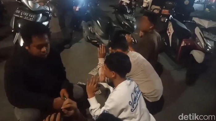 Polisi mengamankan lima remaja yang diduga hendak melakukan penyerangan di Jalan AP Pettarani Makassar.