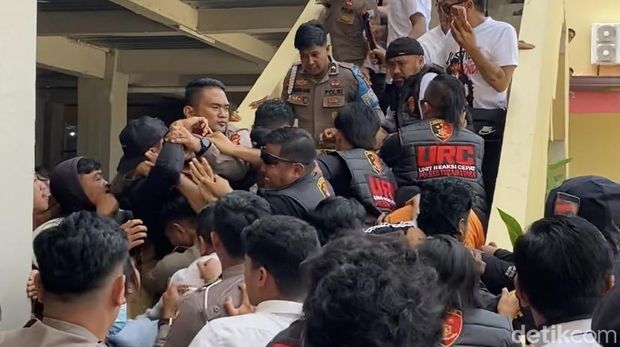 Polisi menggelar rekonstruksi kasus remaja bernama Elius Sonda Randanan. Polisi menggelar rekonstruksi kasus remaja bernama Elius Sonda Randanan (19) yang tewas dibunuh tiga pemuda di Kabupaten Toraja Utara.