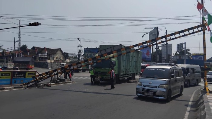 Portal penghalang truk ambruk usai ditabrak, Ngaliyan.