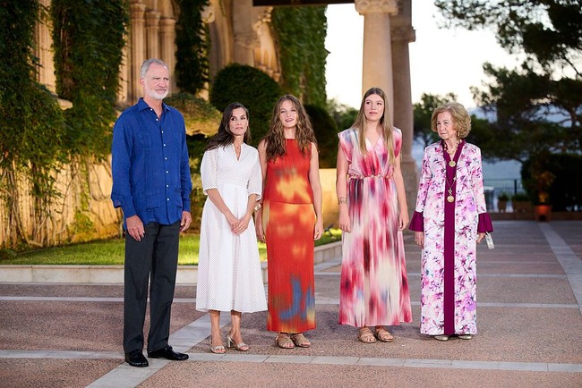 Resepsi musim panas tersebut juga dihadiri Raja Felipe VI, Ratu Letizia, serta Ratu Sofia. Sekitar 600 tamu dari berbagai kalangan, termasuk perwakilan pemerintah Kepulauan Balearic, komunitas budaya, olahraga, dan masyarakat sipil, turut hadir dalam acara tersebut. Foto: Getty Images/Carlos Alvarez