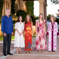 Resepsi musim panas tersebut juga dihadiri Raja Felipe VI, Ratu Letizia, serta Ratu Sofia. Sekitar 600 tamu dari berbagai kalangan, termasuk perwakilan pemerintah Kepulauan Balearic, komunitas budaya, olahraga, dan masyarakat sipil, turut hadir dalam acara tersebut. Foto: Getty Images/Carlos Alvarez