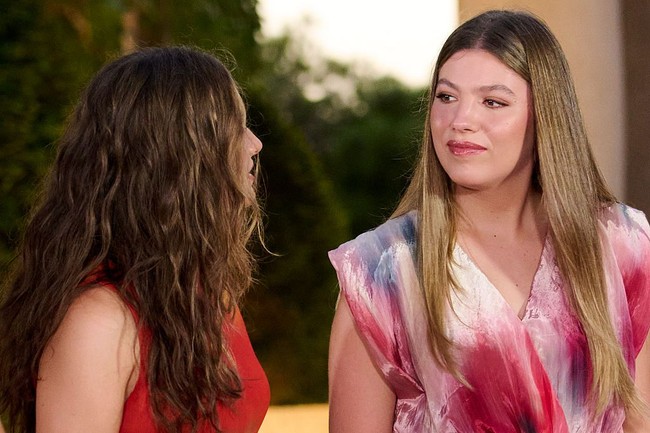 Infanta Sofia mengenakan gaun penuh warna dari brand fashion Momomi. Gaun tersebut memiliki motif multicolor cerah dan senada dengan outfit sang kakak. Sofia menata rambutnya dengan gaya lurus dan sleek, serta wajahnya dirias makeup bernuansa plum. Foto: Getty Images/Carlos Alvarez