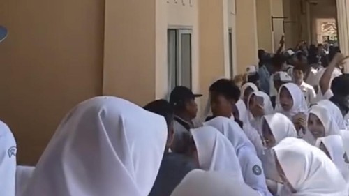 Ratusan siswa SMAN 1 Jonggat, Lombok Tengah, NTB, melayangkan protes terkait kondisi fasilitas sekolah. (Foto: Facebook @Ruslan_bengoh)