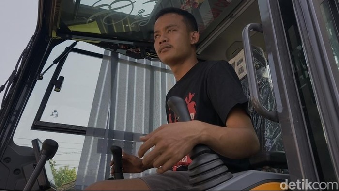 Rico Putra Roberto Syah (23) sedang mengendarai ekskavator yang dijadikan mahar untuk sang istri, Laella Nur Fadhilah (20), Senin (10/8/2026).