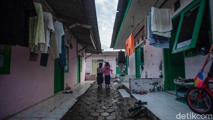 Warga beraktifitas di rumah kontrakan kawasan Bekasi, Senin (10/8/2026). Direktorat Jenderal Pajak (DJP) Kementerian Keuangan menegaskan belum ada program khusus yang ditujukan kepada pemilik rumah kontrakan atau properti sewa pada 2027.
