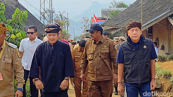 Saan Mustopa di lokasi Kampung Adat Ciptamulya
