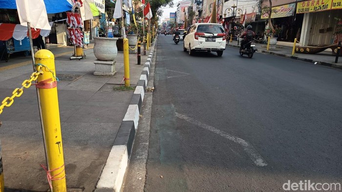 Salah satu lokasi rantai pembatas trotoar Jalan HZ Mustofa yang raib.