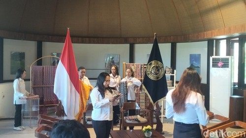 Sejumlah pegawai BPOLBF melipat sarung tenun setelah rencana dialog dengan Menpar Widiyanti Putri Wardhana batal dilaksanakan di Puncak Waringin, Labuan Bajo, Manggarai Barat, NTT, Senin (10/8/2026).