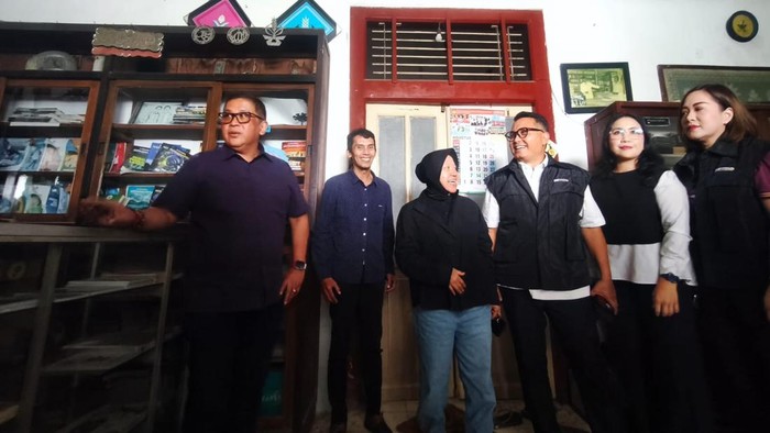 Sekjen PDIP Hasto Kristiyanto saat mengunjungi Rumah HOS Cokroaminoto, Surabaya