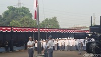 MPLS hari pertama di SNT 7 Parung dibuka dengan upacara bendera di lapangan. Bukan merupakan gedung baru, lokasi SNT 7 Parung ini berada di gedung Balai Besar Guru Penggerak (BBGP) Jawa Barat. Foto: Cicin Yulianti/detikcom