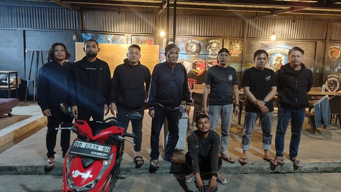 Seorang juru parkir liar di Makassar ditangkap setelah mencuri handphone pengunjung minimarket.