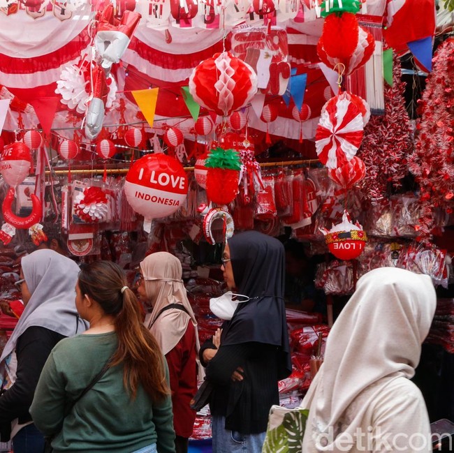 Sepekan Jelang HUT RI, Pernak-Pernik Merah Putih Mulai Diburu Warga