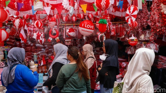 Sepekan menjelang Hari Ulang Tahun (HUT) ke-81 Republik Indonesia, suasana Pasar Jatinegara, Jakarta, mulai dipenuhi aktivitas jual beli pernak-pernik kemerdekaan. Pedagang terlihat sibuk melayani warga yang berburu berbagai hiasan bernuansa merah putih, Senin (10/8/2026).