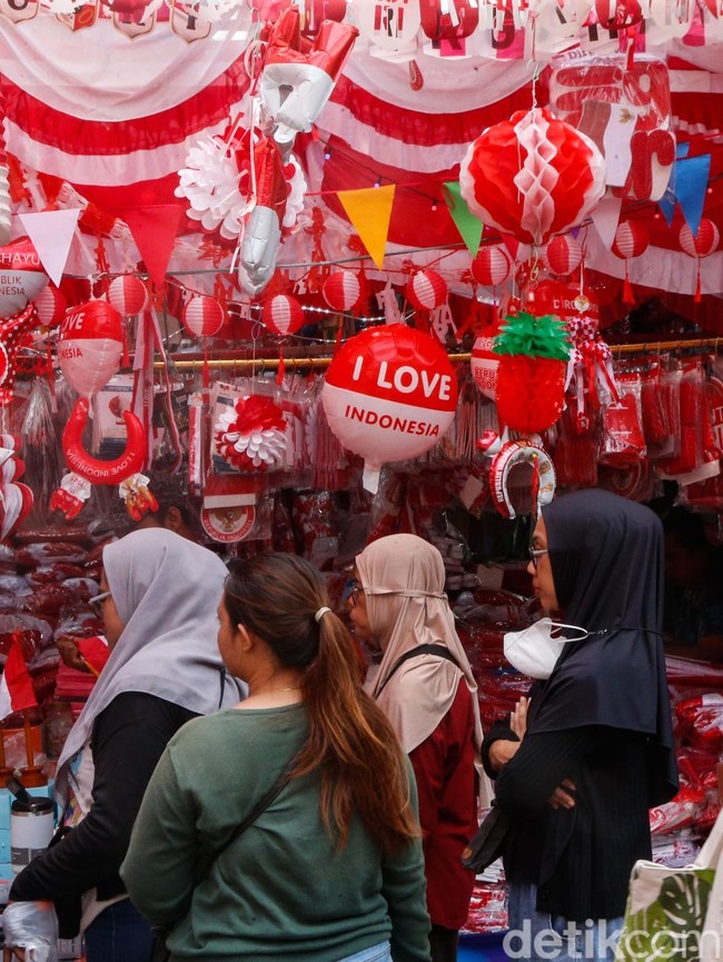 Sepekan Jelang HUT RI, Pernak-Pernik Merah Putih Mulai Diburu Warga