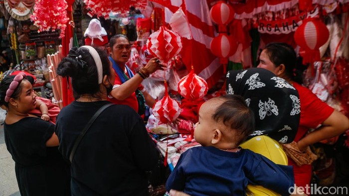Sepekan menjelang Hari Ulang Tahun (HUT) ke-81 Republik Indonesia, suasana Pasar Jatinegara, Jakarta, mulai dipenuhi aktivitas jual beli pernak-pernik kemerdekaan. Pedagang terlihat sibuk melayani warga yang berburu berbagai hiasan bernuansa merah putih, Senin (10/8/2026).