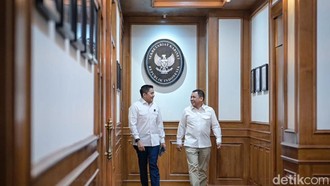 Seskab Teddy Kopi Darat Bareng Haji Isam, Ini yang Dibahas