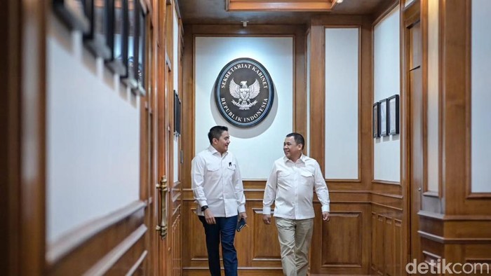 Seskab Teddy Indra Wijaya menerima kunjungan pengusaha Andi Syamsuddin Arsyad atau Haji Isam di kantornya, Jakarta, Senin (10/8/2026).