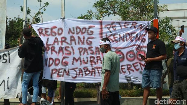 Situasi aksi demo oleh peternak unggas di depan kantor Bupati Pati, Senin (10/8/2026).