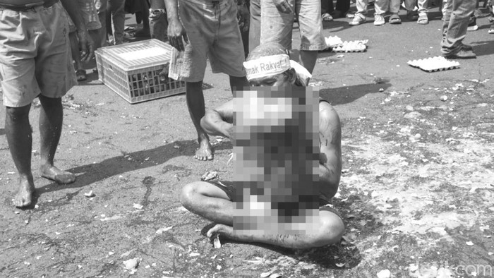 Situasi aksi demo oleh peternak unggas di depan kantor Bupati Pati, Senin (10/8/2026).