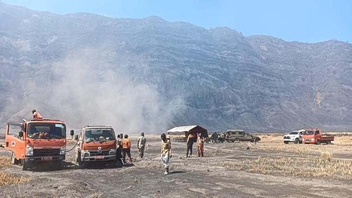 Situasi di Bromo saat petugas gabungan berjibaku memadamkan api.