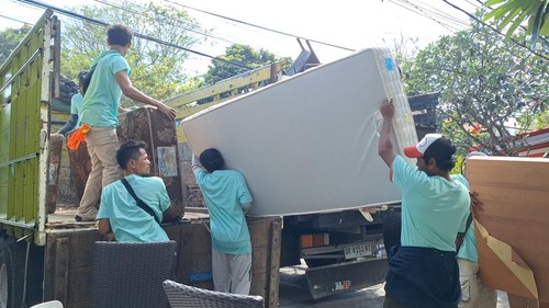Suasana eksekusi paksa yang dilakukan PN Mataram kepada Hotel Arianz di Jalan Catur Warga, Kota Mataram, Senin (10/8/2026) siang. (Nathea Citra/detikBali)