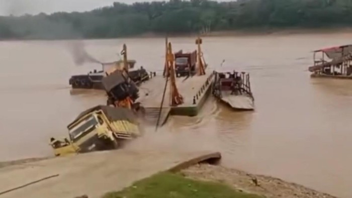Suasana saat truk dan alat berat terjun ke sungai usai gagal menyebrangi ponton di Tebo, Jambi