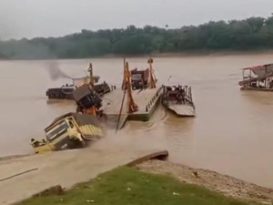 Truk dan Alat Berat Terjun ke Sungai dari Ponton di Jambi, 1 Orang Tewas