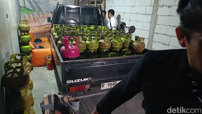 Polisi menyita ratusan tabung pengoplosan gas elpiji bersubsidi di Desa Planjan, Kecamatan Kesugihan, Kabupaten Cilacap, Senin (10/8/2026) malam.