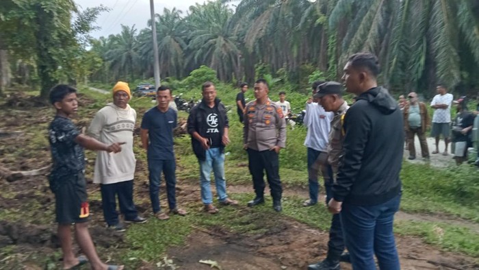 Teks foto: Polisi saat mengecek lokasi tewasnya korban. (Foto: dok. Polres Simalungun)
